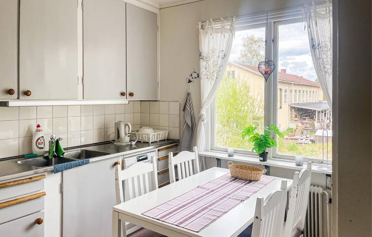 Hel semesterlägenhet, Lägenhet för 5 Personer med trädgård in Nybro
