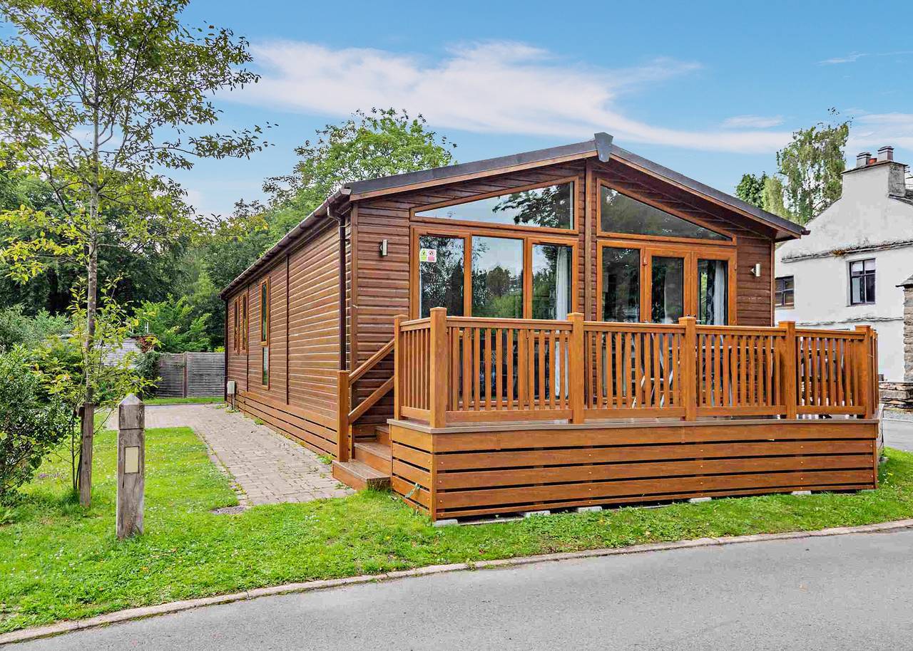 Deluxe 2 Lodge, slps 4, parking, ensuite & decking in Bowness-on-Windermere, Lake District
