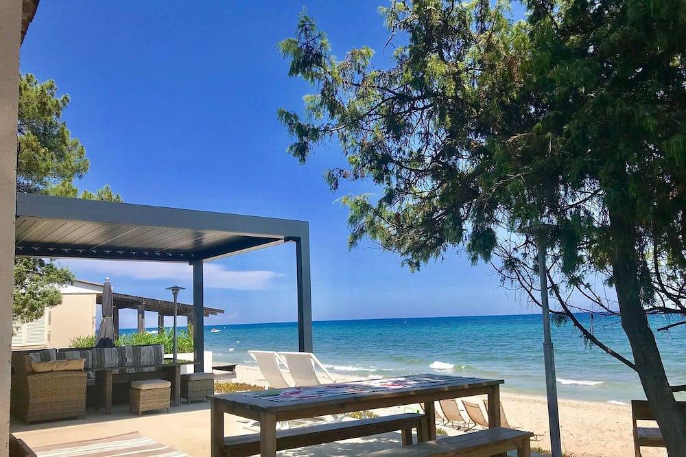 Charmant bungalow les pieds dans l'eau avec terrasse ensoleillée in Marina d'Oru, Ghisonaccia