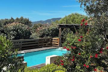 Villa pour 4 personnes, avec jacuzzi ainsi que terrasse et jardin à Figari