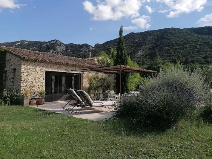 Casa de vacaciones para 4 personas, con vistas además de piscina y jardín - 1