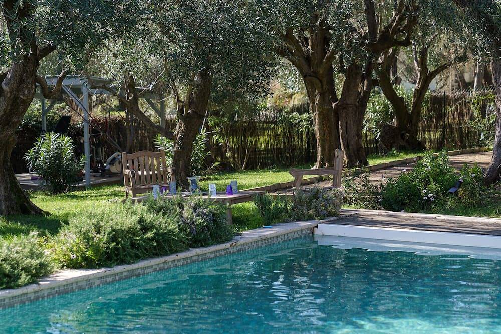 Bastide au milieu d'une oliveraie centenaire avec piscine et jacuzzi classée 5 * in Tourrettes-sur-Loup, Côte méditerranéenne (France)