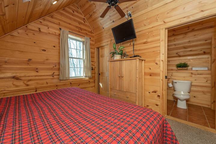 Log cabin for 8 people, with hot tub and balcony in Deep Creek Lake