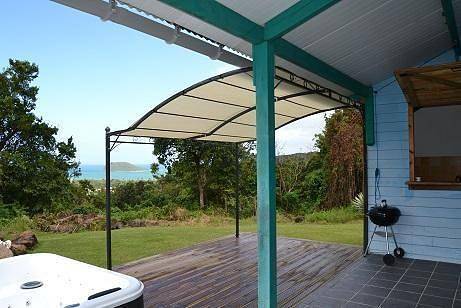 Wooden bungalow, 3 bedrooms, sea view, private jacuzzi in Deshaies, Guadeloupe (Caribbean)
