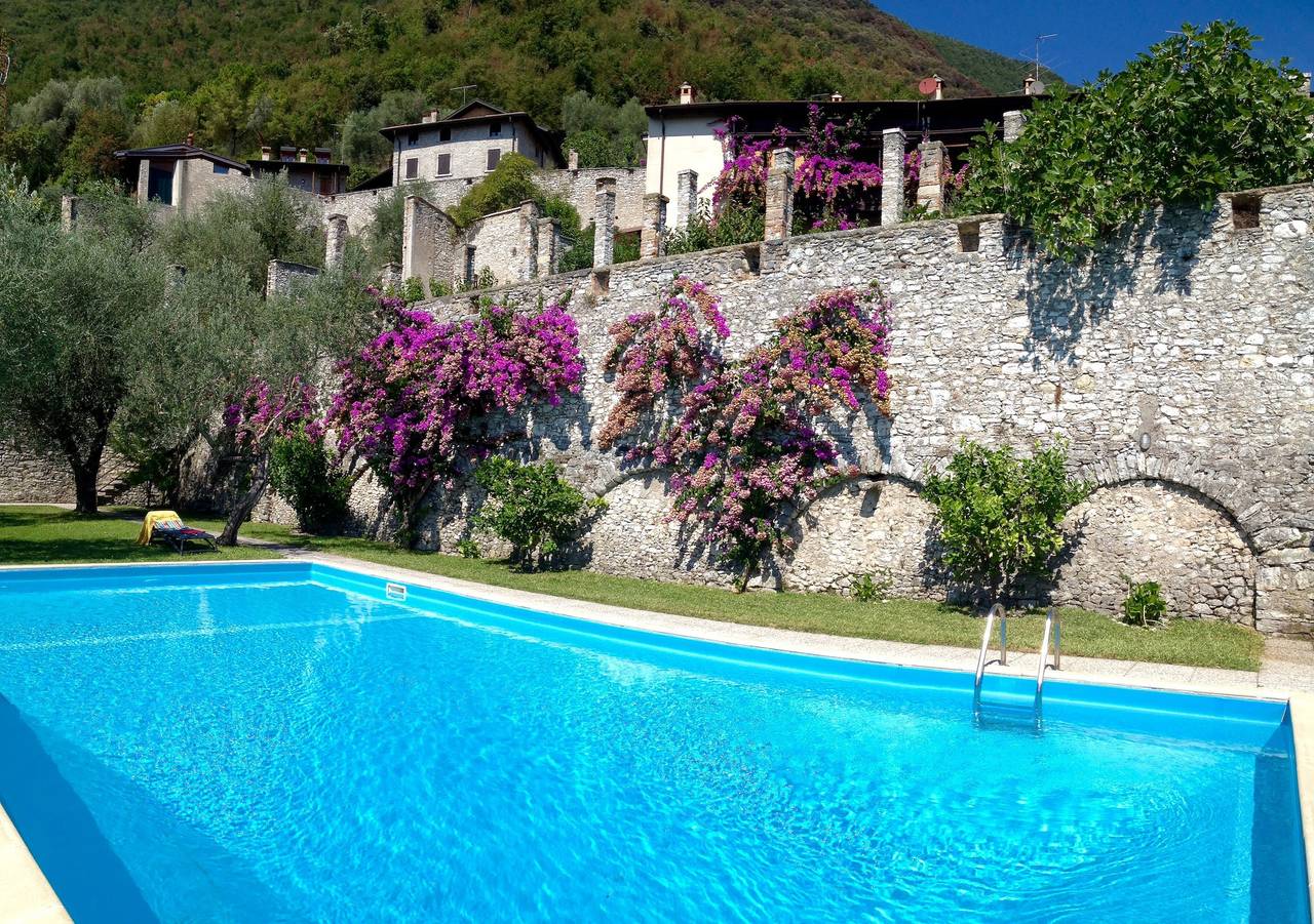Entire apartment, Holiday Apartment "Antica Limonaia" with Lake View, Shared Pool & Wi-Fi in Gardone Riviera, Garda Mountains