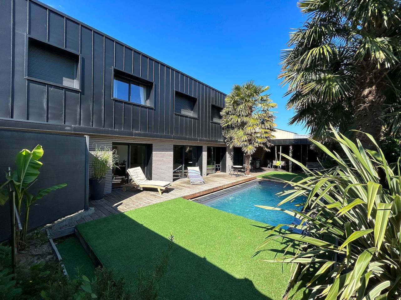 Le Loft Black & Wood - Piscine privé et grande terrasse à 20 min de Rennes in Pacé, Région de Rennes