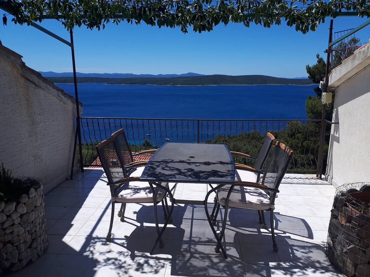 Ganze Wohnung, 1-Zimmer-Ferienwohnung mit Terrasse und Meerblick Zavala (Hvar) A-8912-a in Zavala, Hvar