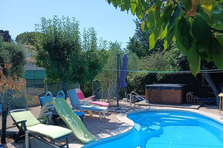 Chalet pour 4 personnes, avec Terrasse ainsi que Jardin et Piscine