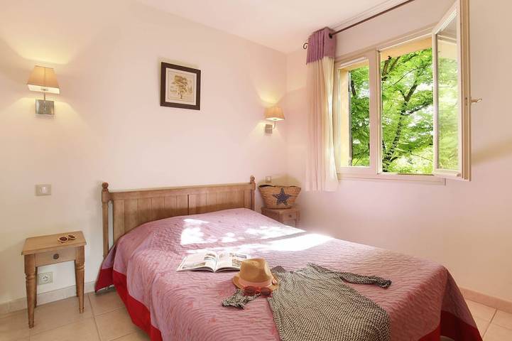 Appartement entier, En Pleine Nature | Appartement Simple + Piscine Extérieure in Bonnieux, Parc naturel régional du Luberon