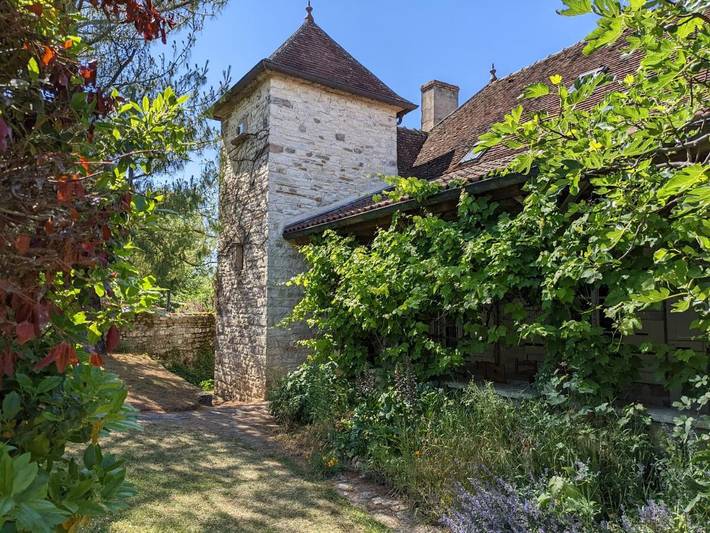 Location de vacances pour 13 personnes, avec jardin ainsi que vue et piscine à Saint-Ythaire - 2