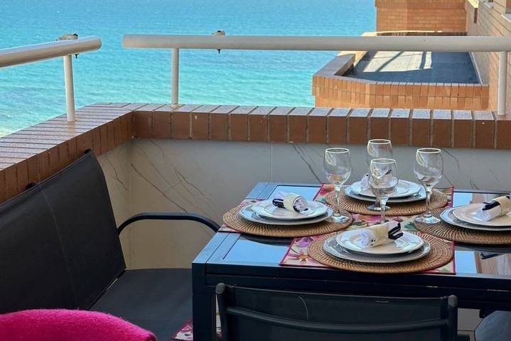Apartamento de vacaciones para 6 personas, con vistas al mar además de balcón/terraza y piscina - 1
