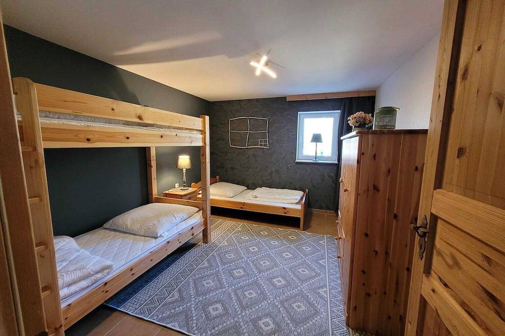 Ganze Wohnung, Großzügige Ferienwohnung mit Balkon, Terrasse und Nähe zum See in Vollrathsruhe in Vollrathsruhe, Mecklenburgische Seenplatte