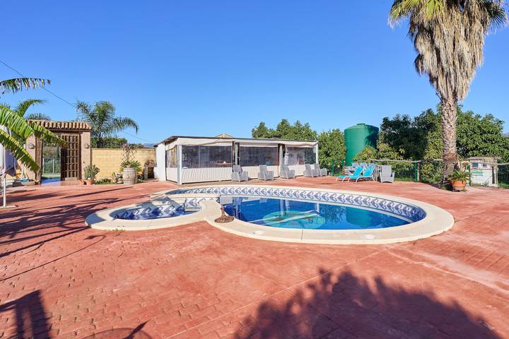 Finca für 14 Personen, mit Whirlpool und Garten in Vélez-Málaga