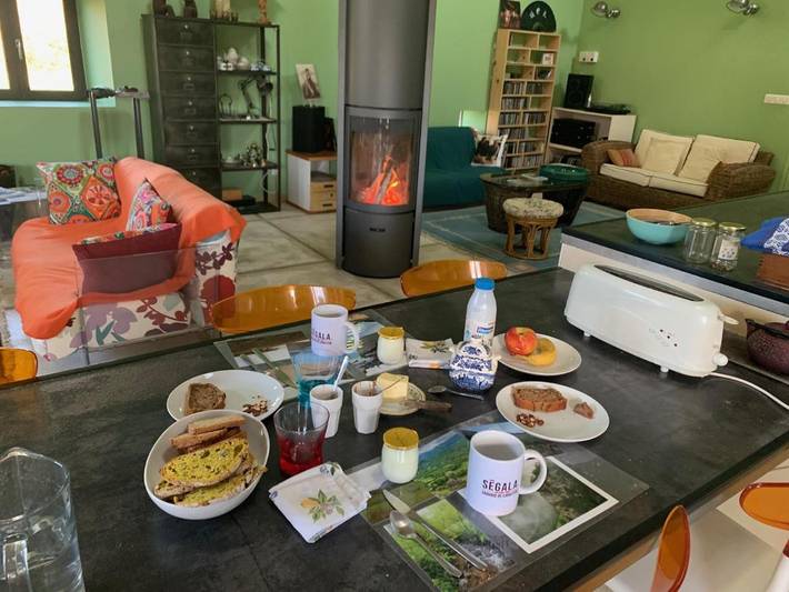Gîte pour 2 personnes, avec Terrasse ainsi que Jardin et Vue à Jouqueviel - 2