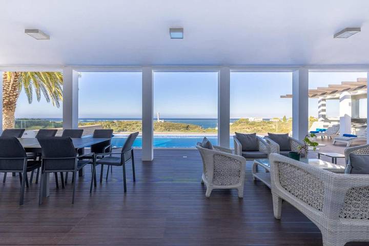 Villa voor 10 personen, with terras and tuin as well as zwembad in Ferragudo