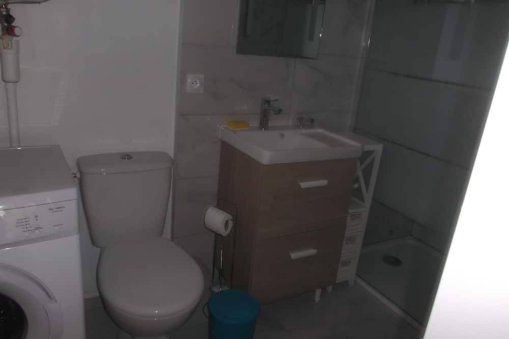 Appartement entier, A louer charmant petit studio proche de tous commerces a deux p in Audenge, Région d'Arcachon