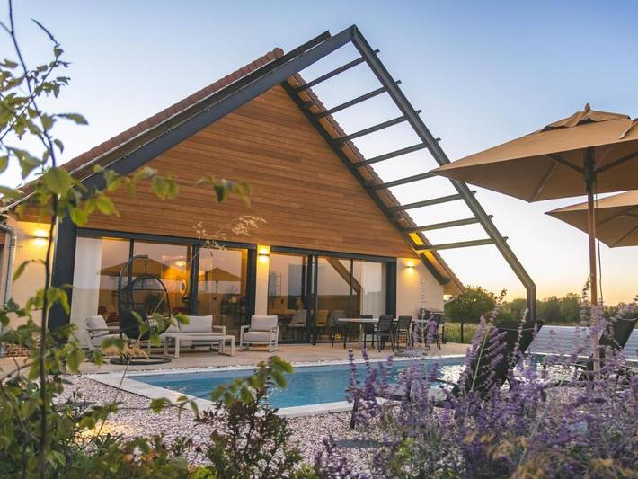 Location de vacances pour 6 personnes, avec sauna et vue ainsi que piscine et jardin à Laubressel