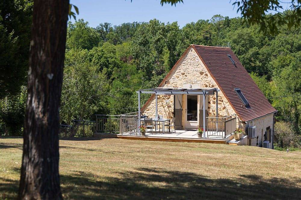 2* Cottage with shared pool and rustic charm in nature in Gourdon, Lot