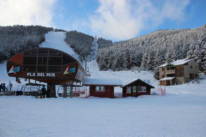 Appartement entier, Appartement "Capcir" avec vue sur les montagnes, terrasse partagée et Wi-Fi in Les Angles, Parc naturel régional des Pyrénées catalanes