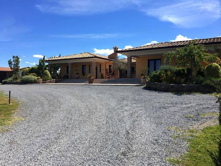 Casa vacanza per 7 persone, con piscina e panorama nonché giardino in Marta