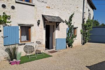 Gîte pour 4 personnes, avec piscine à Chaveignes