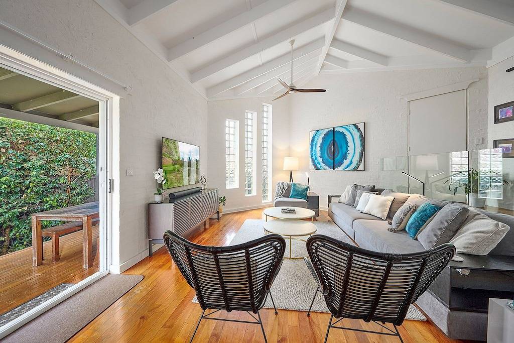 Großes 2-stöckiges Haus mit modernem Charme und 4 Betten in Suffolk Park, New South Wales