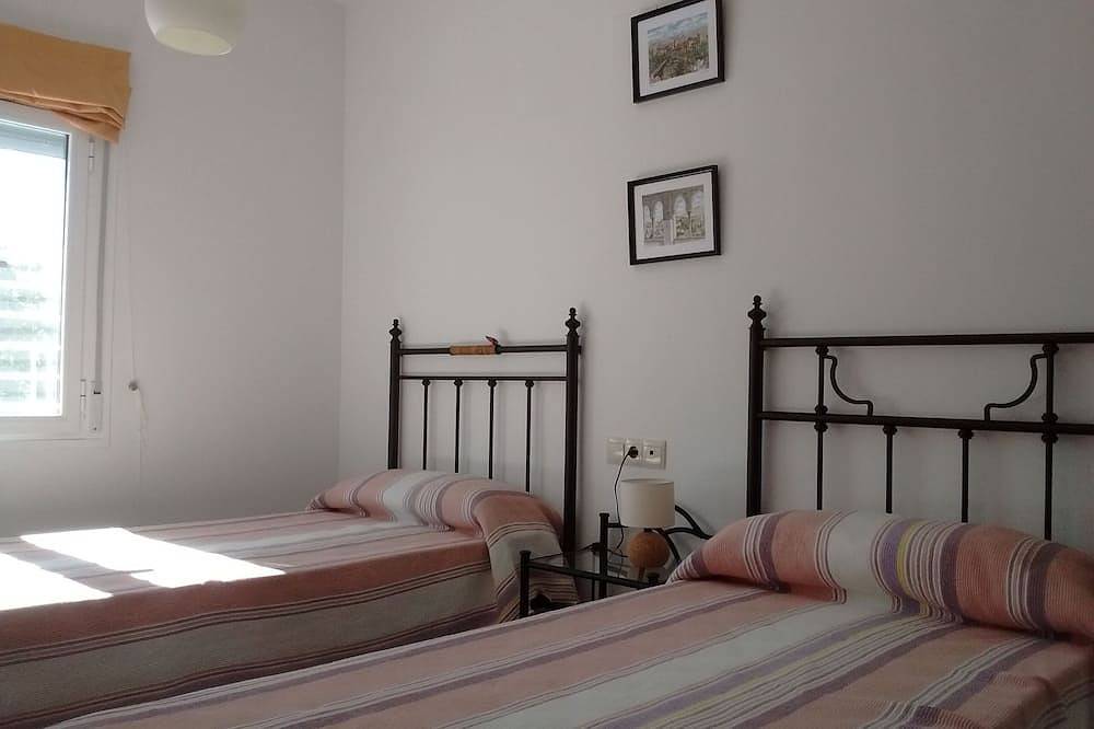 Rural house \"Encina Gorda\", ideal to enjoy rest and privacy. in Pinos del Valle, El Pinar
