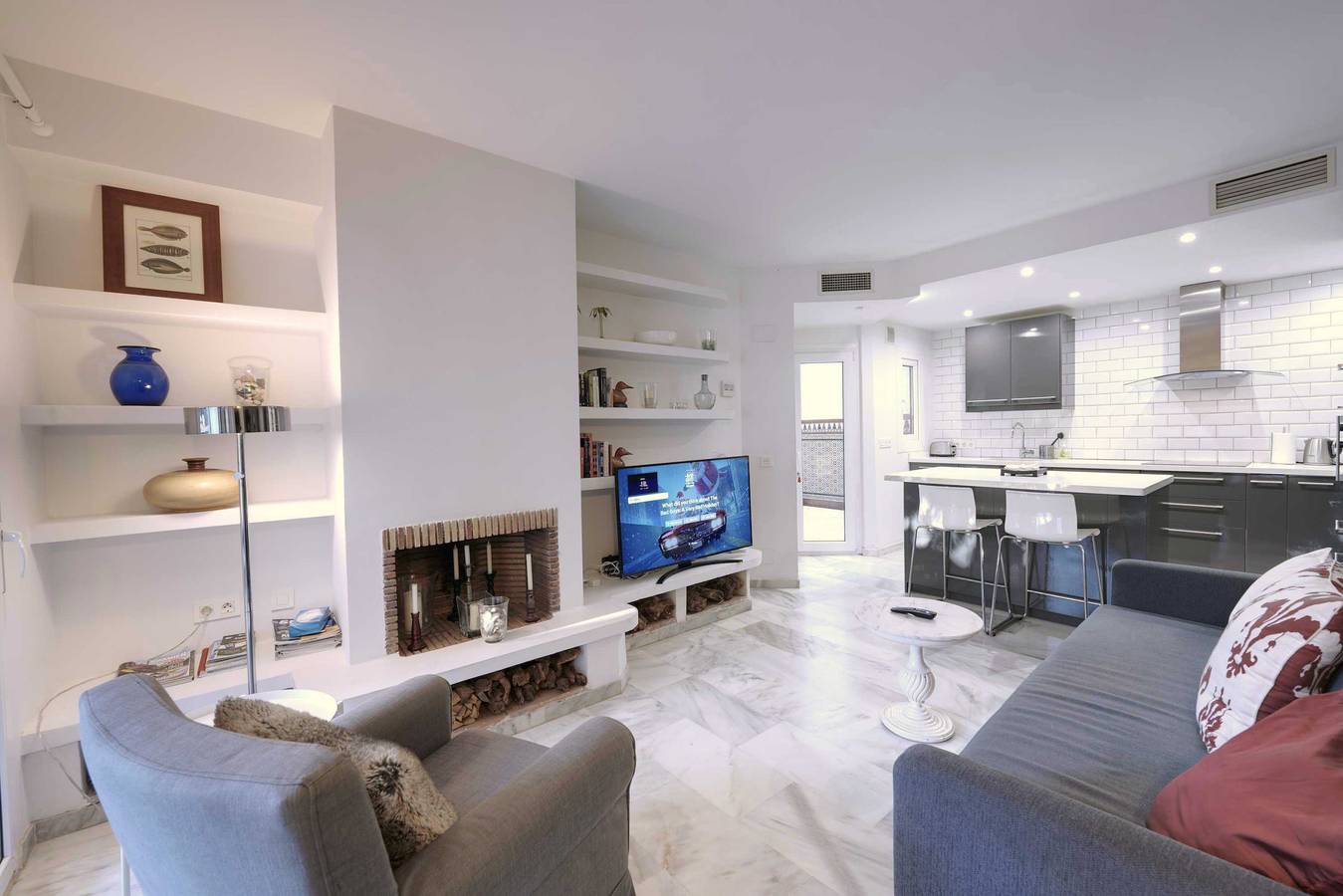 Ganze Wohnung, 2039 Cozy Beachfront Apartment on Golden Beach in Marbella Ost, Marbella