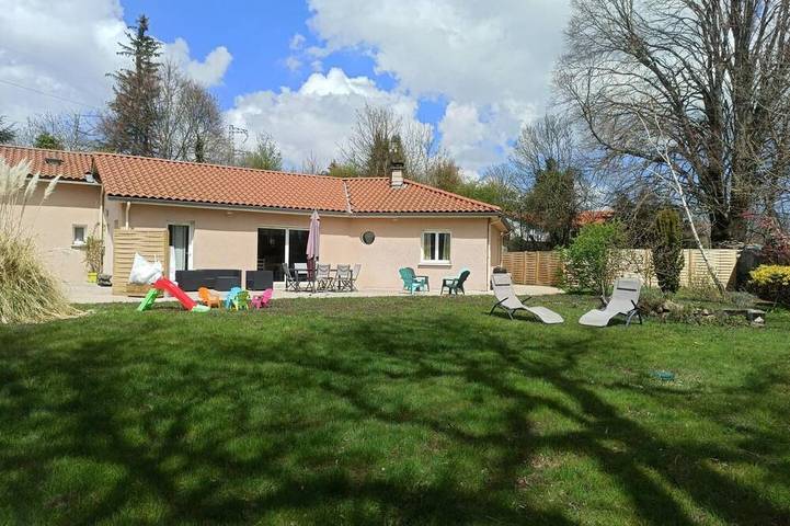 Location de vacances pour 8 personnes, avec balcon et jardin à Saint-Genès-Champanelle