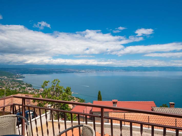 Ferienwohnung für 4 Personen, mit Balkon und Terrasse sowie Garten und Ausblick in Opatija Riviera