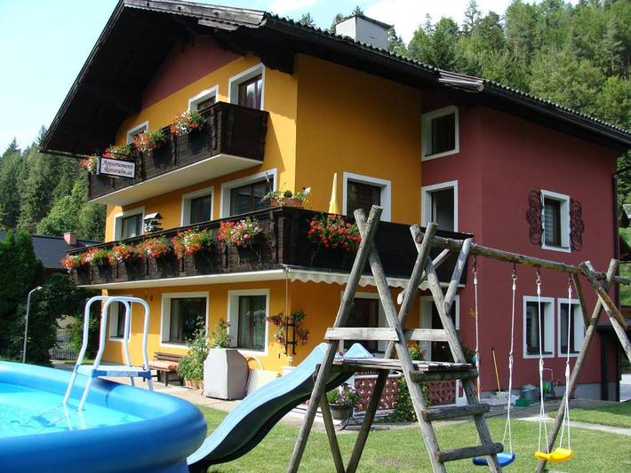 Ferienwohnung für 10 Personen, mit Balkon und Terrasse sowie Garten und Pool