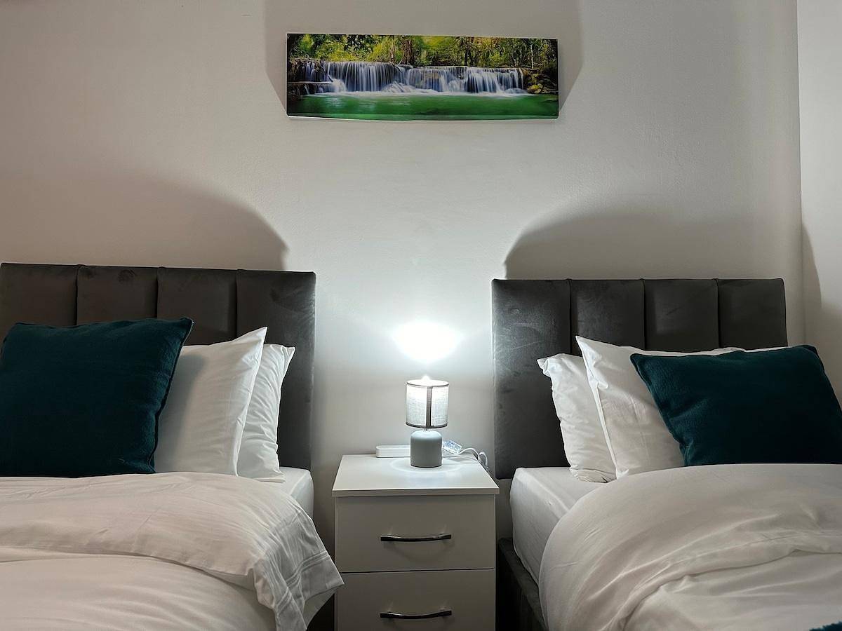 House Sleeps 7 - Contractors, Free Parking in Wigan, Greater Manchester