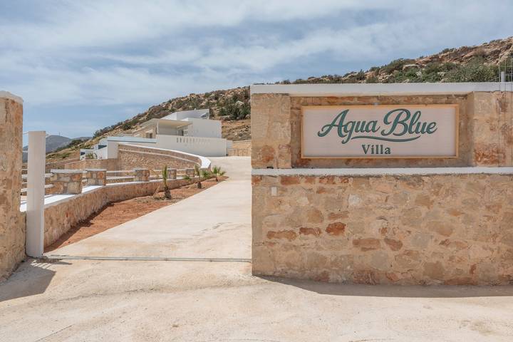 Villa 'Aqua Blue 1' con vistas al mar y piscina privada in Kárpatos