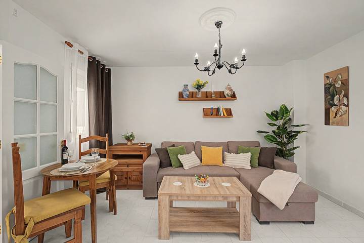 Apartamento entero, Apartamento vacacional Sol Del Medano' con vistas al mar, balcón y Wi-Fi in Playa el Médano, Granadilla de Abona
