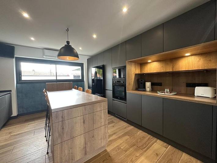 Maison d’hôte pour 14 personnes, avec piscine ainsi que jardin et jacuzzi