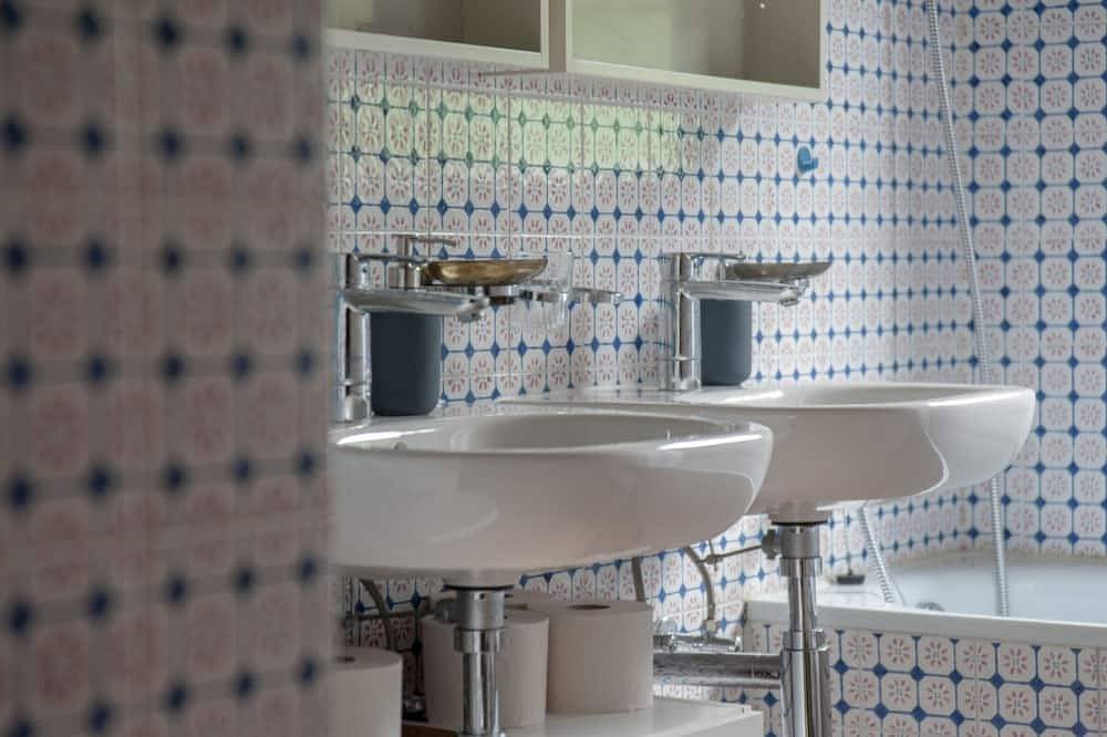 Ganze Wohnung, Gemütliche Ferienwohnung in Bergün, Graubünden mit traumhafter Aussicht in Bergün, Engadin