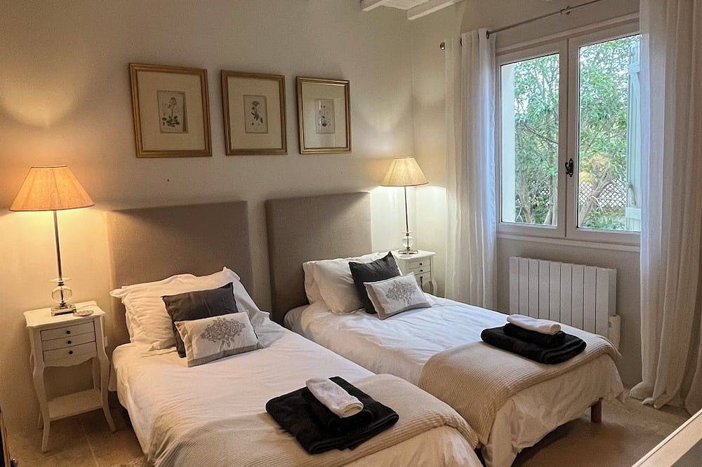 Entire apartment, Stunning Gite with Private Pool and Large Garden in Neffiès, Béziers region