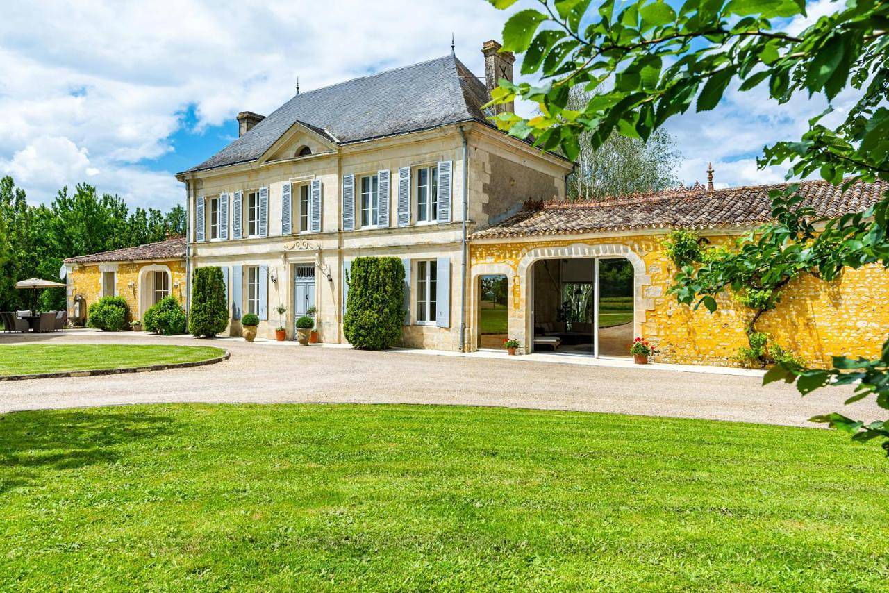 Five-Bedroom Holiday Home in Ozillac, Région de Jonzac