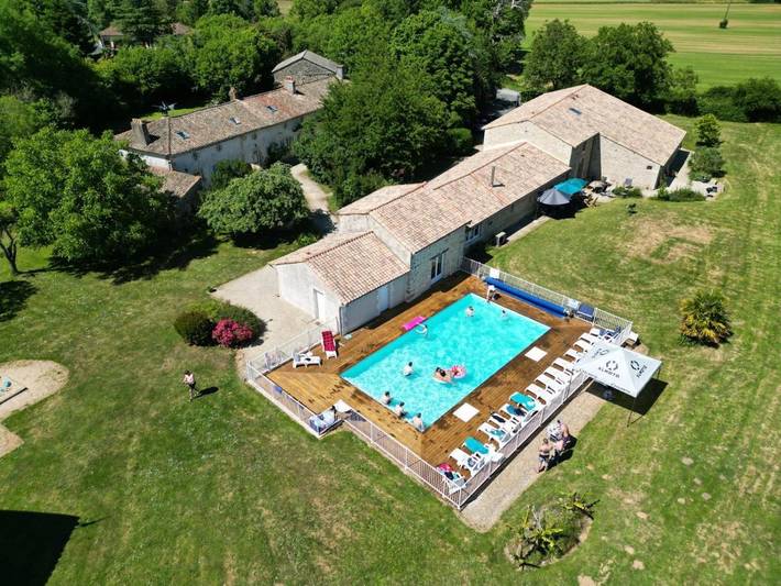 Location de vacances pour 4 personnes, avec jardin et piscine à Saint-Vincent-la-Châtre