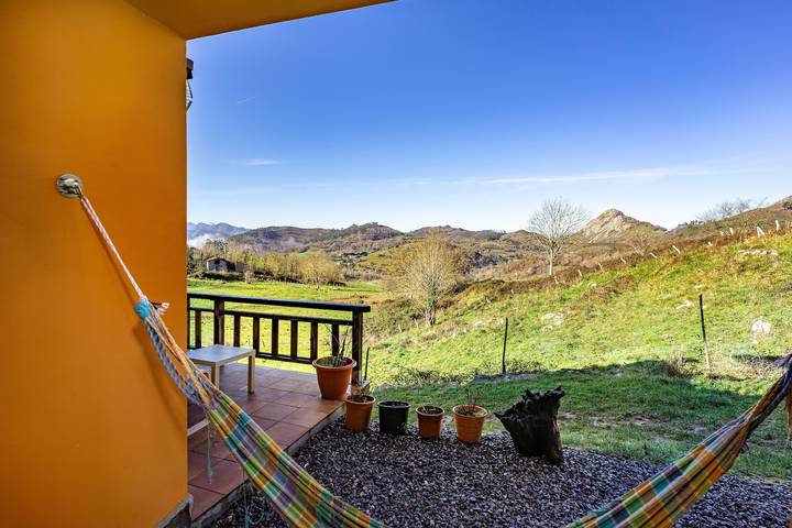 Apartamento entero, Apartamento 'Prao' con vistas a la montaña, terraza privada y Wi-Fi in Cangas de Onís, Costa Verde