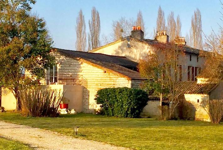 Location de vacances pour 4 personnes, avec jardin ainsi que piscine et vue, animaux acceptés à Pineuilh - 2