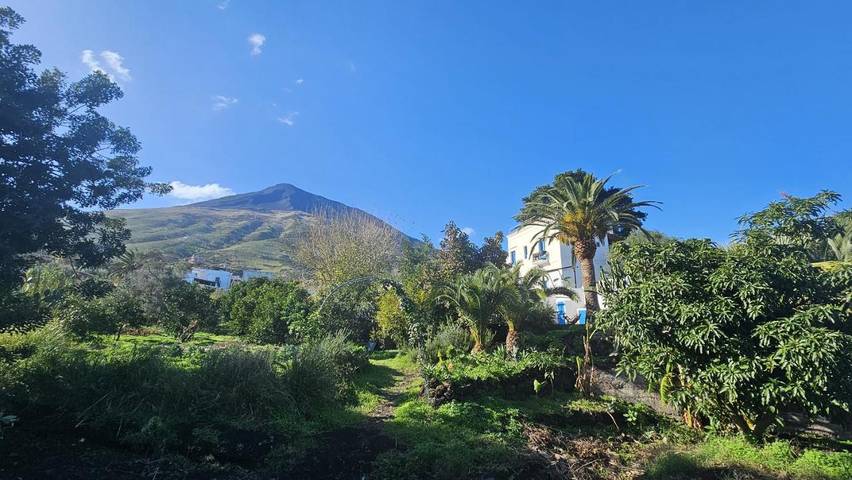 Ferienwohnung für 3 Personen, mit Terrasse und Garten sowie Ausblick auf Stromboli