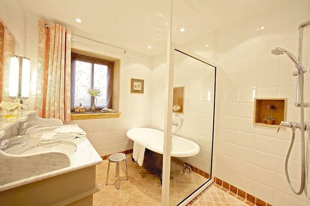 Luxurious large cottage 5 Star/pool/far-reaching views in beautiful countryside in Les Eyzies, Périgord Noir