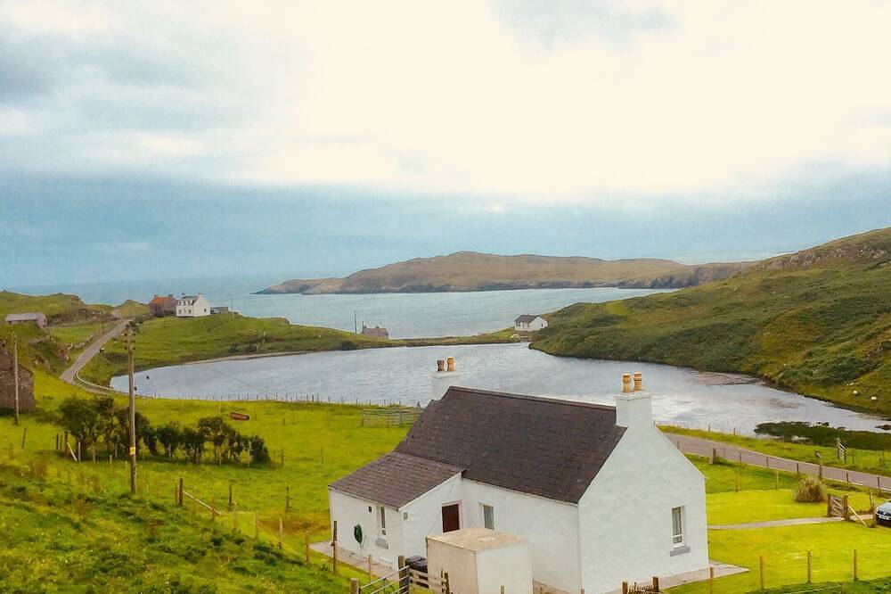 Harris White Cottage Sea & Blick auf Loch von der traditionellen modernen Landhaus in Lewis and Harris, Äußere Hebriden