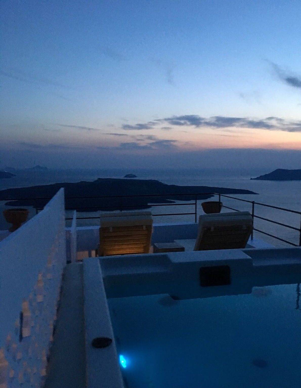 Cozy Suite with outdoor heated Jacuzzi on terrace in Thera, Santorini