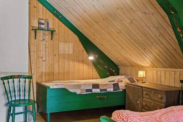 Historische Hütte am Waldrand in Årnes in Nes (Akershus)