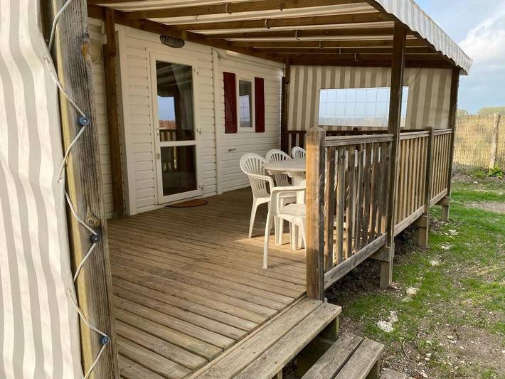 Camping pour 6 personnes, avec piscine ainsi que terrasse et jardin