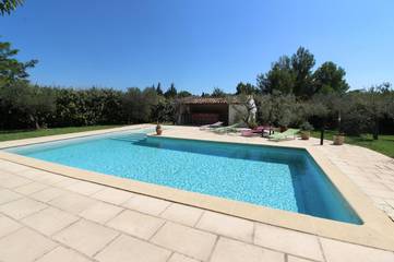 Gîte pour 2 personnes, avec piscine et terrasse à Paradou