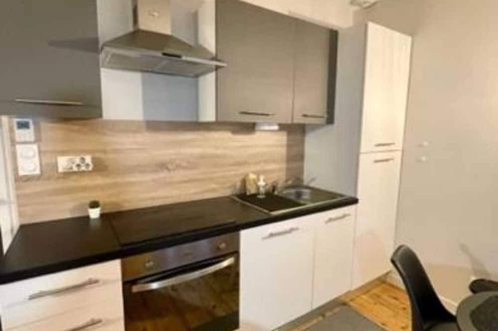 Entire apartment, 2-person air-conditioned 1-bedroom apartment near Aïga Resort Puy de la Vache 100 in Châtel-Guyon, Riom region