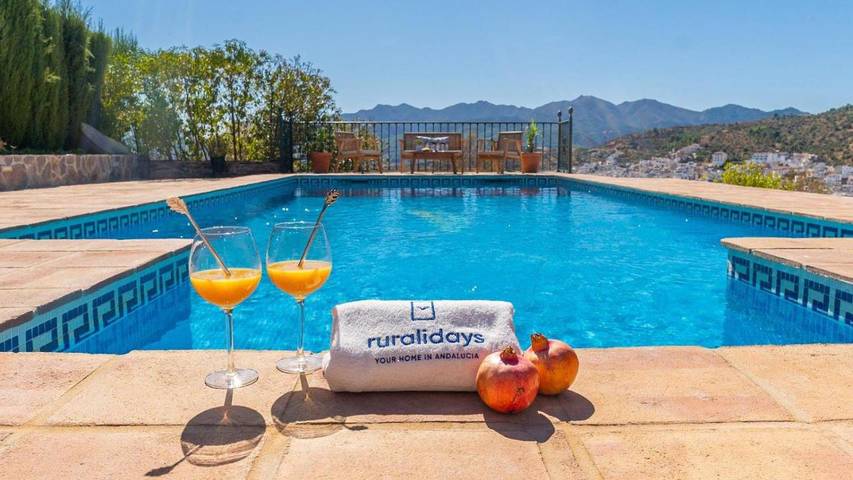 Casa rural para 4 personas, con jardín además de terraza y piscina en Guaro 